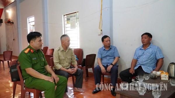 Đồng chí Trưởng Công an xã tiếp xúc và tặng quà Trưởng điểm nhóm đạo Tin lành tại thôn Phúc Minh