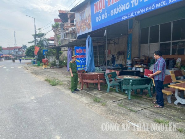 Công an xã tuyên truyền, nhắc nhở người dân, hộ kinh doanh chấp hành nghiêm các quy định về trật tự đô thị