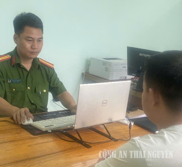 Công an xã đang làm việc với trường hợp tương tác, bình luận