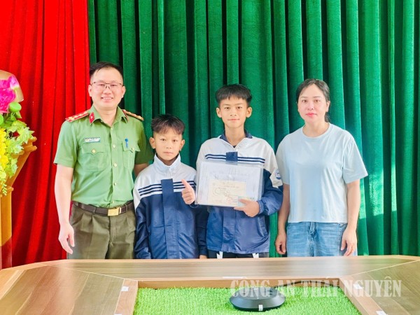 Lan tỏa gương người tốt, việc tốt từ hành động nhặt được của rơi, trả lại người mất