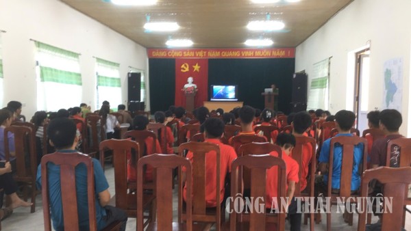 Công an xã Vĩnh Thông tuyên truyền pháp luật và hướng dẫn kỹ năng lái xe mô tô, xe gắn máy an toàn