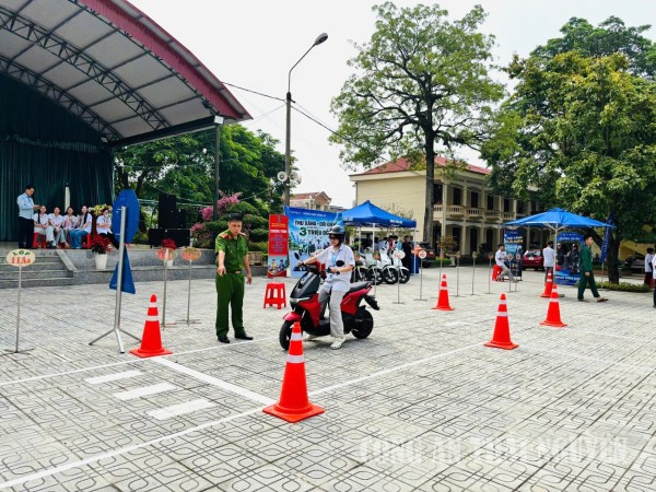 Công an phường Linh Sơn hướng dẫn người dân kỹ năng điều khiển phương tiện an toàn