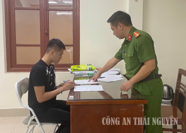Điều tra viên Văn phòng Cơ quan CSĐT làm việc với Nguyễn Thanh Tuấn