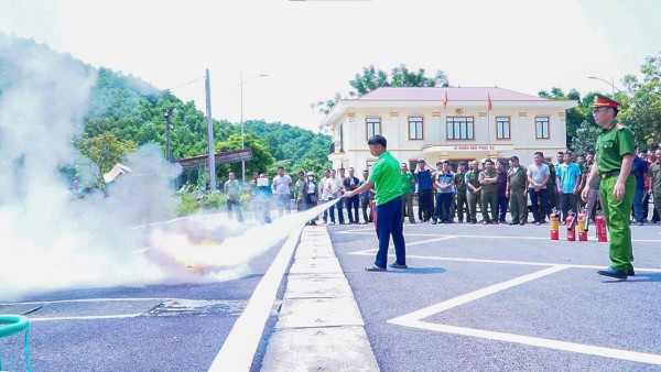 Công an xã Yên Trạch phối hợp tổ chức huấn luyện nghiệp vụ phòng cháy, chữa cháy