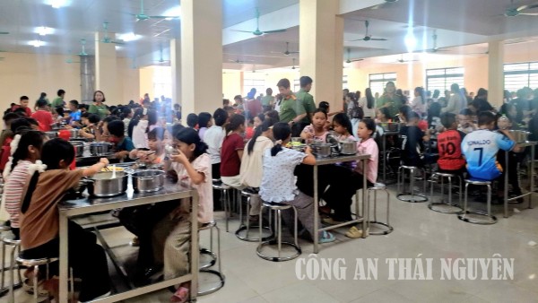 Ấm áp những bữa cơm đầu tiên xa nhà