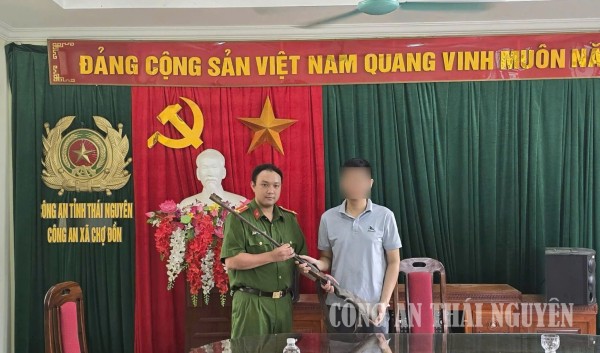 Công an xã Chợ Đồn tuyên truyền, vận động người dân giao nộp vũ khí