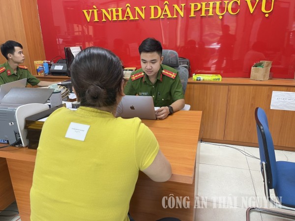 Công an phường Bá Xuyên hoàn thành cấp con dấu cho các trường học sau sáp nhập