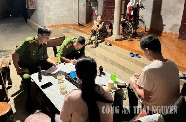 Cán bộ Công an phường kiểm tra cư trú tại các tổ dân phố