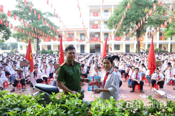 Công an phường Trung Thành tuyên truyền pháp luật cho học sinh