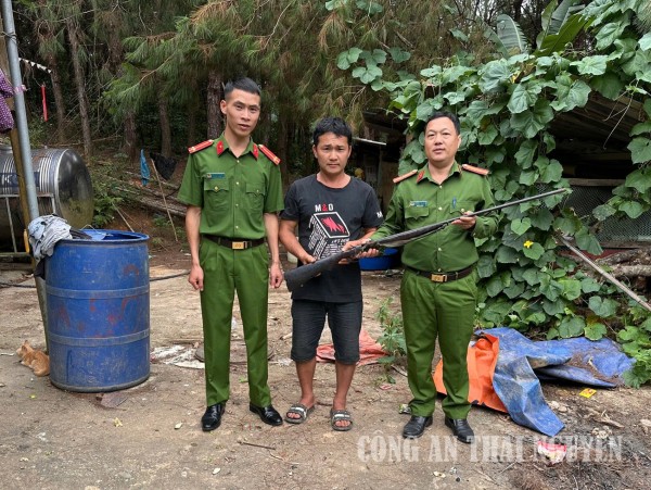 Công an xã Bằng Vân mở đợt cao điểm tuyên truyền, vận động thu hồi vũ khí, vât liệu nổ, công cụ hỗ trợ