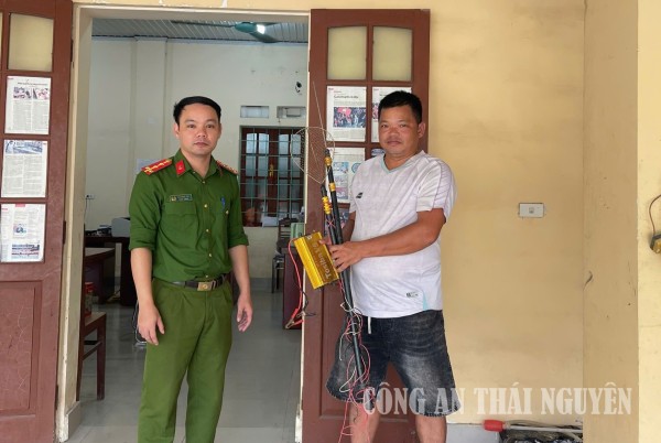 Người dân tự nguyện giao nộp dụng cụ kích điện trong đánh bắt thủy sản cho Công an xã Định Hóa