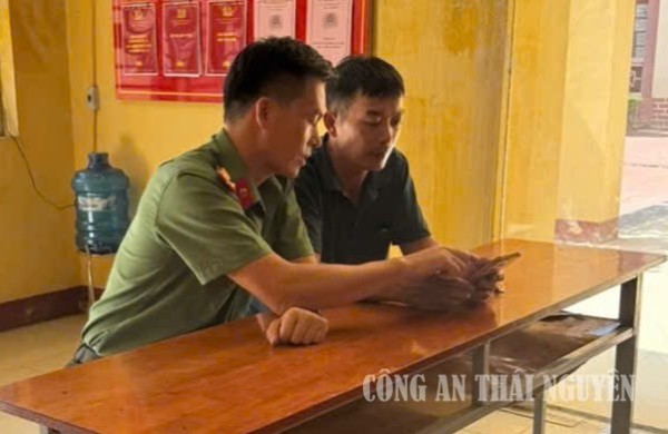 Công an xã Kha Sơn cắt giảm thủ tục hành chính, hỗ trợ người dân sử dụng dịch vụ công trực tuyến