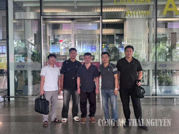 Các đơn vị phối hợp đưa đối tượng đang bị truy nã về nước đầu thú