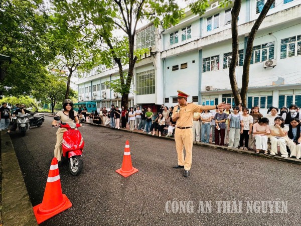 Cán bộ, giảng viên và sinh viên Trường Cao đẳng Thái Nguyên được đào tạo kỹ năng lái xe mô tô, xe gắn máy an toàn