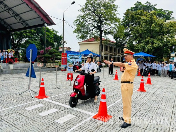 Hơn 2.000 cán bộ, giáo viên và học sinh Trường THPT Đồng Hỷ được đào tạo kỹ năng lái xe gắn máy an toàn