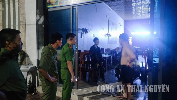 Kịp thời hỗ trợ nam thanh niên say rượu về nơi an toàn trong đêm