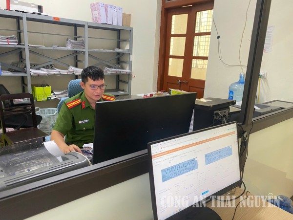 Công an phường Bách Quang số hoá và làm sạch dữ liệu đăng ký xe