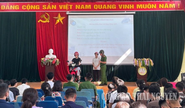 Công an xã Ngân Sơn hướng dẫn kỹ năng lái xe mô tô, xe gắn máy an toàn cho học sinh