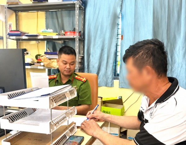 Công an xã Phú Đình quản lý, giáo dục, giúp đỡ người chấp hành án tái hòa nhập cộng đồng.