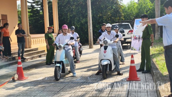 Phát động tháng cao điểm an toàn giao thông cho học sinh đến trường