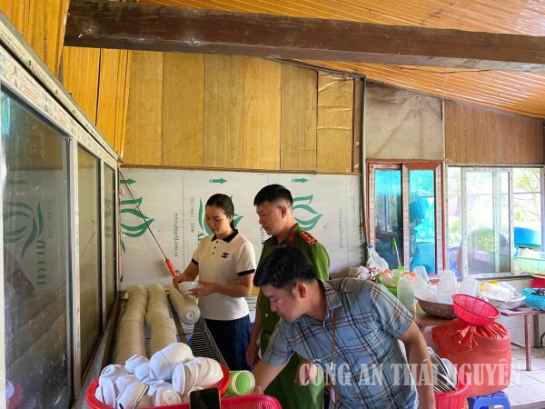 Công an xã Bằng Thành phối hợp rà soát, kiểm tra cơ sở cung cấp thực phẩm cho trường học