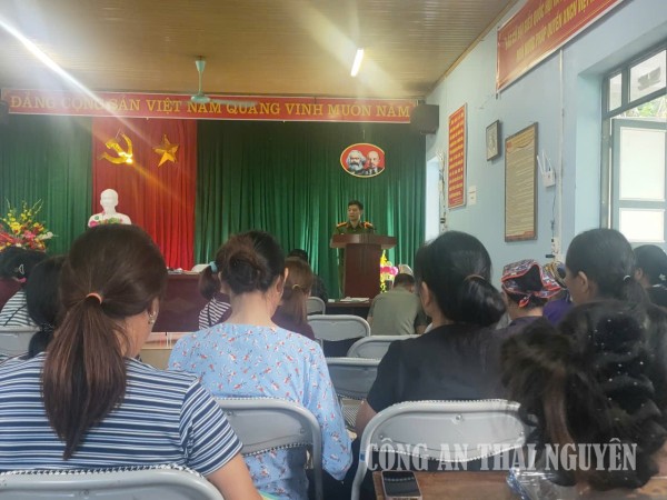Công an xã Côn Minh hỗ trợ người dân kích hoạt tài khoản định danh mức 2