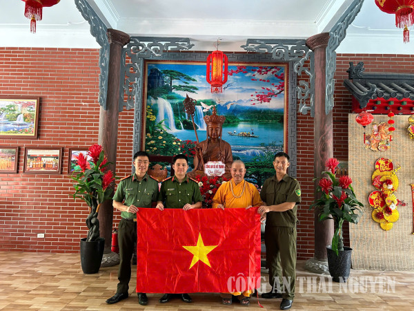Công an xã Vô Tranh thăm, chúc mừng chùa Khánh Tân nhân dịp lễ Vu Lan