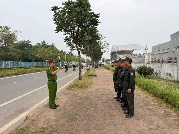 Hướng dẫn nghiệp vụ cho tổ cơ động tự quản về an ninh, trật tự Khu Công nghiệp Yên Bình