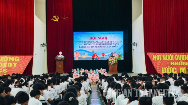 Công an xã Văn Lăng tăng cường tuyên truyền, giáo dục an toàn giao thông cho học sinh