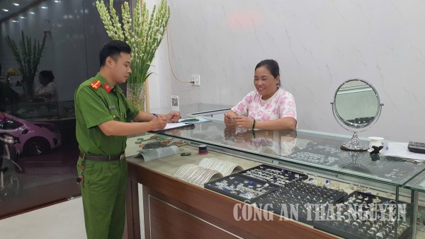 Công an phường Phổ Yên kiểm tra, hướng dẫn phòng ngừa tội phạm cướp, cướp giật tài sản