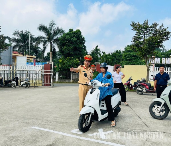 Gần 300 cán bộ, công chức, viên chức và nhân dân xã Hợp Thành được đào tạo kỹ năng lái xe mô tô, xe gắn máy an toàn