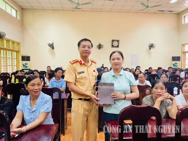 Hơn 100 cán bộ xã Phú Lương được tuyên truyền pháp luật về trật tự, an toàn giao thông