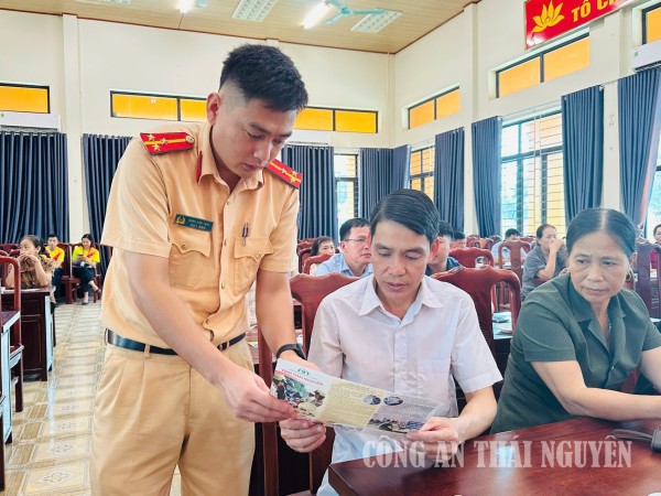 Hơn 100 cán bộ phường Trung Thành được tuyên truyền pháp luật về trật tự, an toàn giao thông