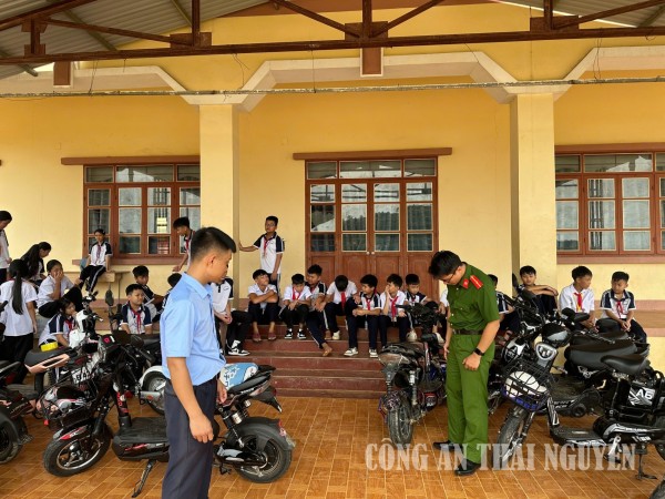 Công an xã Phú Đình phối hợp xây dựng ý thức chấp hành pháp luật giao thông trong học sinh