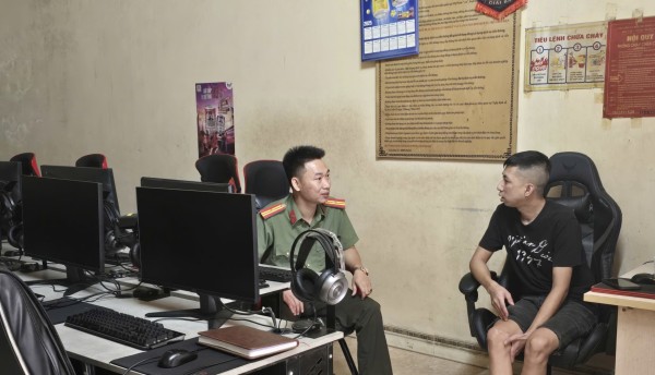 Kiểm tra các cơ sở kinh doanh dịch vụ trên địa bàn xã Trại Cau