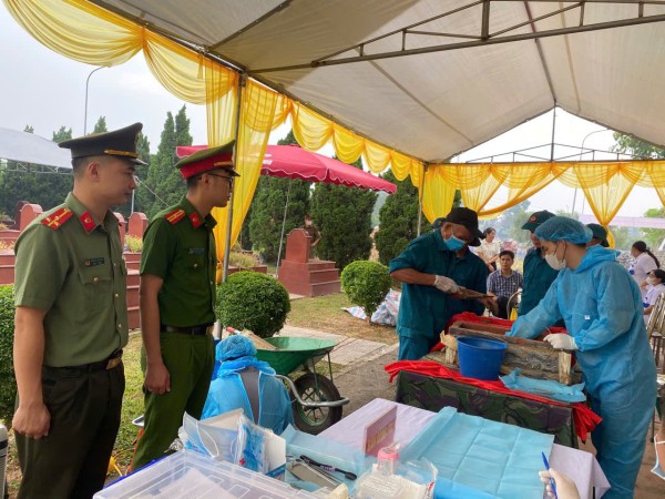 Công an phường Bách Quang đảm bảo an ninh, an toàn công tác lấy mẫu hài cốt liệt sĩ