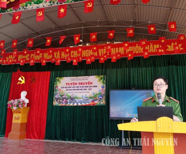 Công an xã Sảng Mộc tuyên truyền, giáo dục pháp luật trật tự, an toàn giao thông trong học đường
