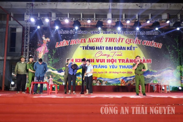 Tiểu phẩm sân khấu hóa “Một lần thử - cả đời hối hận” do Công an xã xây dựng tại liên hoan nghệ thuật quần chúng xã An Khánh.