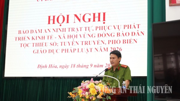 Báo cáo viên tuyên truyền, phổ biến giáo dục pháp luật cho bà con nhân dân.