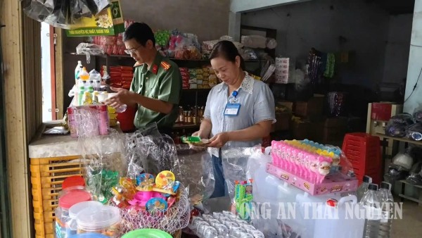 Công an xã Nghĩa Tá kiểm tra vệ sinh an toàn thực phẩm