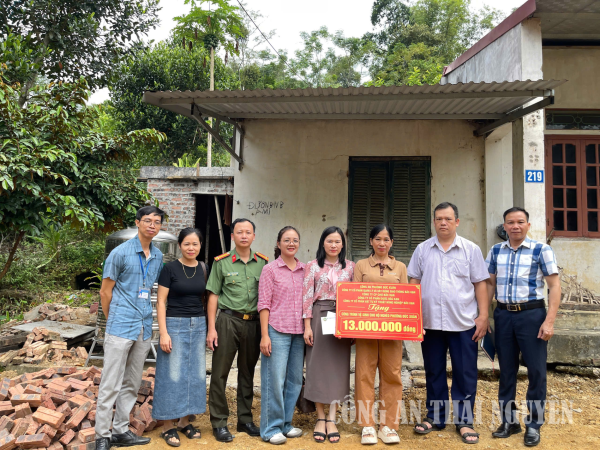 Công an phường Đức Xuân phối hợp tặng công trình vệ sinh cho hộ nghèo