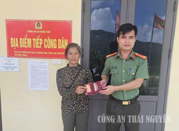 Công an xã Bằng Vân nhanh chóng xác minh trao trả tài sản cho người bị mất