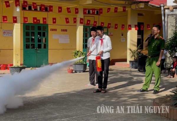 Công an xã Nà Phặc tuyên truyền, hưởng ứng tháng an toàn phòng cháy, chữa cháy