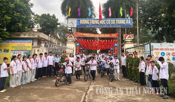 Công an xã Tràng Xá tuyên truyền an toàn giao thông, hướng dẫn kỹ năng lái xe an toàn