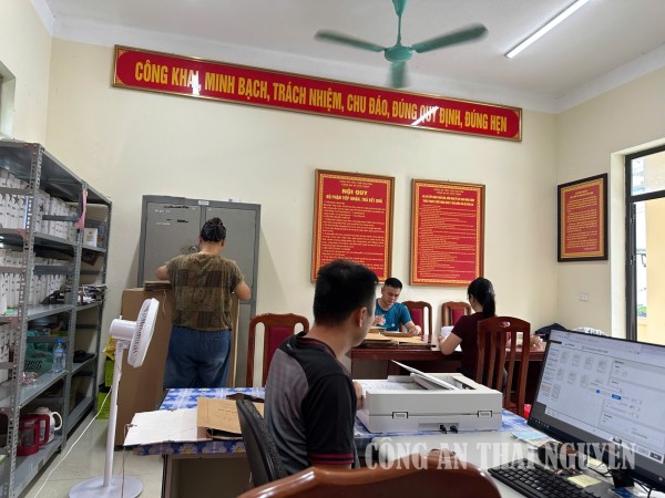 Công an xã Yên Thịnh tăng cường số hóa hồ sơ tàng thư trong ngày nghỉ