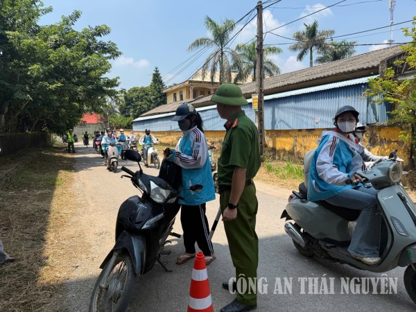 Công an phường Linh Sơn tuần tra, xử lý vi phạm về an toàn giao thông tại các khu vực trường học