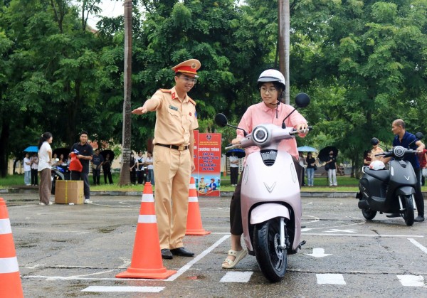 Hơn 800 cán bộ, giảng viên và sinh viên được đào tạo kỹ năng lái xe mô tô, xe gắn máy an toàn