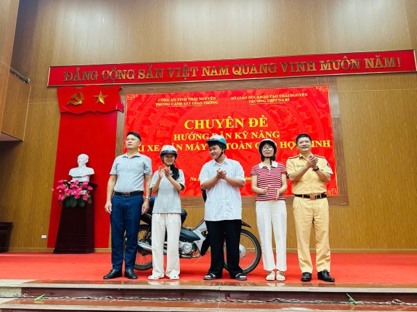 Gần 1.000 cán bộ, giáo viên và học sinh được đào tạo kỹ năng lái xe gắn máy an toàn