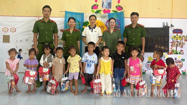 Công an tỉnh Thái Nguyên chăm lo trẻ em dịp Tết Trung thu