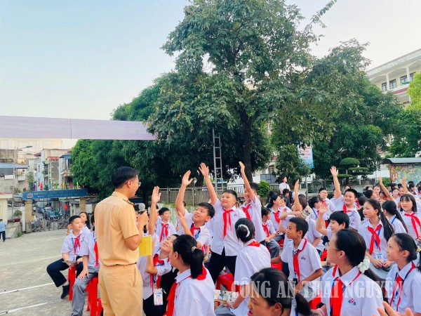 Tuyên truyền an toàn giao thông bằng hình thức “Sân khấu hóa” cho hơn 1.300 giáo viên và học sinh